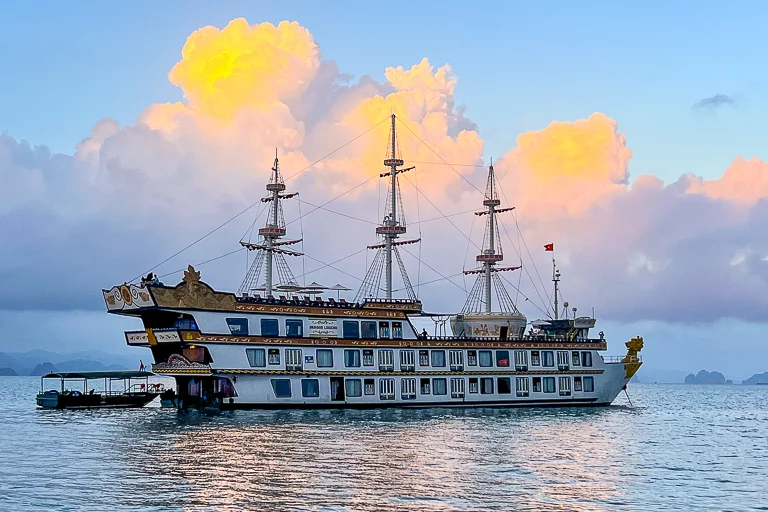IMG_0444-blog cruise ship on halong bay