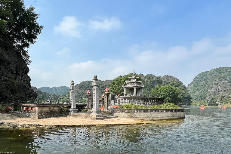 temple on tam coc river tour