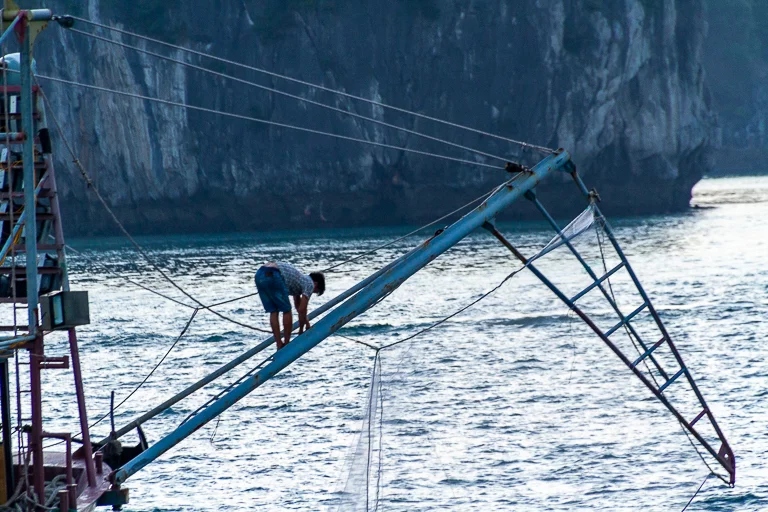 IMG_7987-blog shrimp fisherman in halong bay